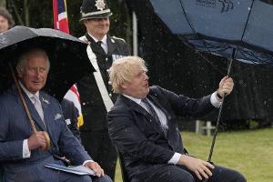 Boris Johnson und sein Regenschirm sorgen für Lacher