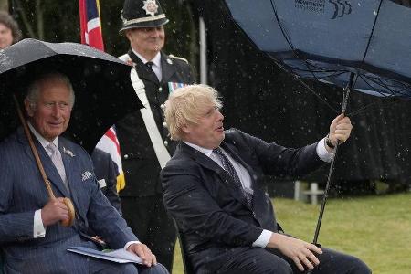 Prinz Charles (li.) kann sich ein Lächeln über Boris Johnsons Schirm-Problem nicht verkneifen. Prinz Charles (li.) kann sich ein Lächeln über Boris Johnsons Schirm-Problem nicht verkneifen.
