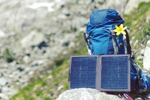 Fernab von der Steckdosen-Zivilisation sind tragbare Solarpanels praktisch.