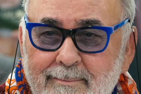 Der Star-Friseur Udo Walz (76) hingegen traute sich offensichtlich nicht, dort zu nächtigen. Er kam nur hinein, um den Bewoh...