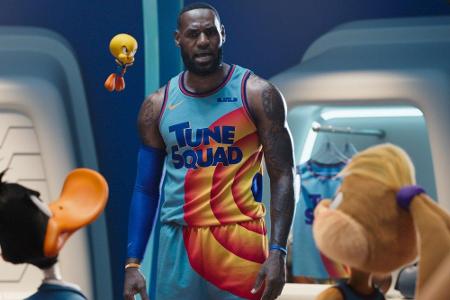 Eine bösartige Künstliche Intelligenz nimmt Basketball-Star LeBron James und seinen kleinen Sohn Dom in der digitalen Welt g...