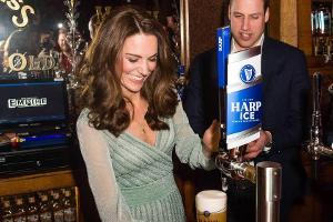 Herzogin Kate zapft im Designer-Kleid Bier