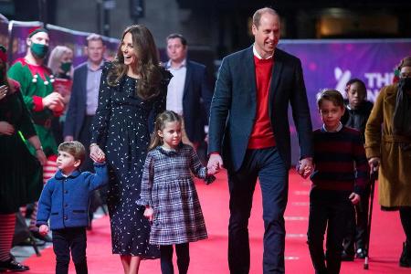 Prinz William und Herzogin Kate mit Prinz Louis (li.), Prinzessin Charlotte und Prinz George.