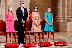 Die spanische Königsfamilie geht im Sommerlook in die Kirche