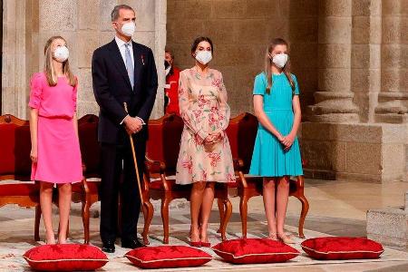 Farbenfroh und luftig: Die spanischen Royals besuchten am Sonntag Santiago de Compostela.
