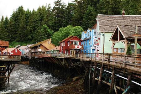 Alaska: Die Creek Street in Ketchikan ist eine Promenade, die auf Stelzen an einem steilen Hang montiert ist. Berüchtigt war...