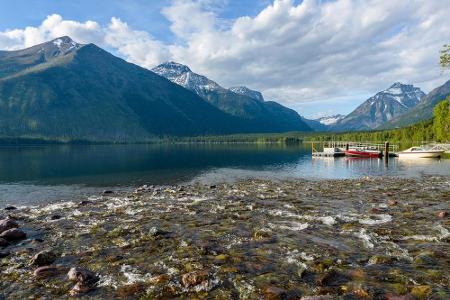 Montana: Der Lake McDonald liegt im Glacier-Nationalpark in den Rocky Mountains. Rund um den See lassen sich zahllose Tiere,...