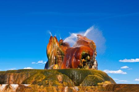 Nevada: Ein nicht sachgerecht verschlossenes Bohrloch hatte den Fly Geyser zur Folge. Seit mehr als 60 Jahren befördert der ...