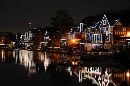 Pennsylvania: Der Blick auf die Boathouse Row am Schuylkill-Fluss in Philadelphia ist eine der schönsten Aussichten der Stad...