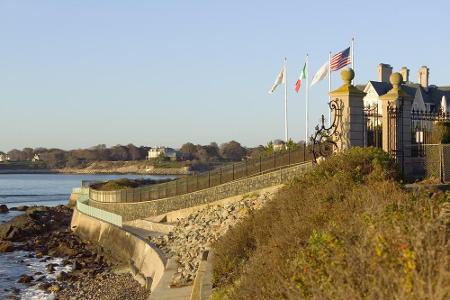 Rhode Island: Der Cliff Walk ist ein Wanderweg an der Ostküste von Newport. Hier lässt sich nicht nur die atemberaubende Lan...