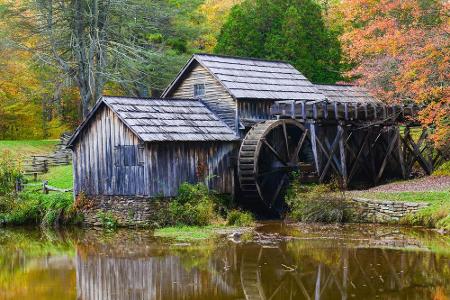 Virginia: Die Mabry Mill zählt zu den meist-fotografierten Gebäuden der USA. Die Mühle, im frühen 19. Jahrhundert von Edwin ...