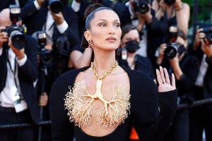 Bella Hadid bedeckt mit übergroßem Accessoire ihr nacktes Dekolleté