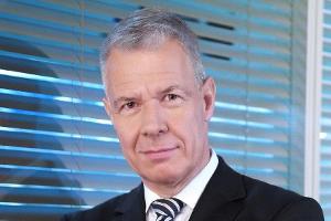 Peter Kloeppel moderiert "RTL aktuell" mit Handy-Licht weiter