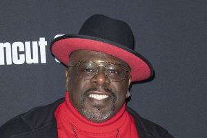 Cedric The Entertainer moderiert die Emmy Awards