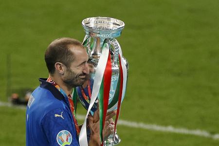 Nach EM-Sieg: Chiellini nimmt Pokal mit ins Bett Nach EM-Sieg: Chiellini nimmt Pokal mit ins Bett