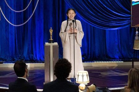Chloé Zhao bei den Oscars 2021 während der Verleihung des Regiepreises.