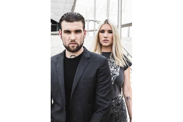 ...einen Monat später scheint er für die Promotion seines neuen Albums sowohl einen Friseur als auch einen Stylisten aufgesu...