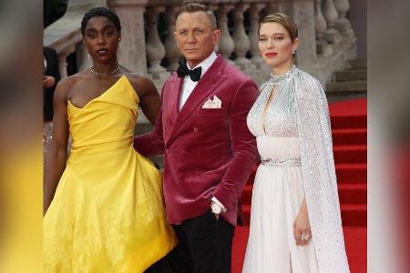 Daniel Craig (M.) auf dem roten Teppich neben seinen Co-Stars Lashana Lynch (l.) und Léa Seydoux. Daniel Craig (M.) auf dem roten Teppich neben seinen Co-Stars Lashana Lynch (l.) und Léa Seydoux.