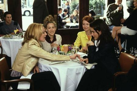 Ab 1998 bezogen die New Yorkerinnen Carrie (Sarah Jessica Parker), Samantha (Kim Cattrall), Charlotte (Kristin Davis) und Mi...