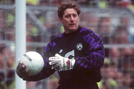Eigentlich war Toni Schumacher nur Torwart-Trainer beim BVB, doch wegen Personalmangel und dem bereits feststehenden Titel d...