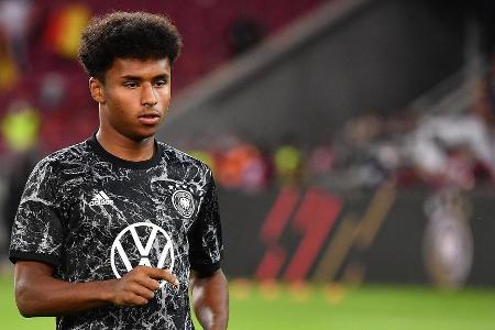 Kam knapp 20 Minuten vor dem Ende zu seinem Länderspieldebüt. War engagiert und lauerte in der Offensive auf seine Möglichke...