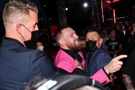 Conor McGregor wurde von Security-Männern festgehalten.