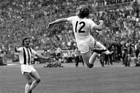 Mit seinem letzten Spiel im Trikot der Gladbacher hat er sich aber endgültig unsterblich gemacht. Es ist der 23. Juni 1973. ...