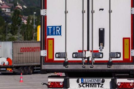 Ist das TIR-Zeichen durchgestrichen, ist der LKW nicht im internationelen Güterverkehr unterwegs. Das kann Grenzübertritten ...