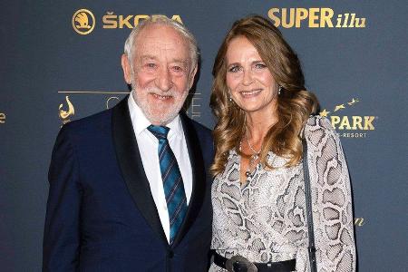 Schauspieler Dieter Hallervorden und Ex-Stuntfrau Christiane Zander trennen rund drei Jahrzehnte. Schauspieler Dieter Hallervorden und Ex-Stuntfrau Christiane Zander trennen rund drei Jahrzehnte.
