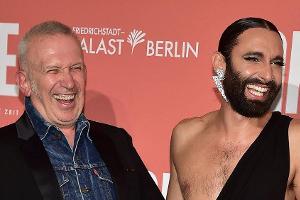 Jean Paul Gaultier und Conchita Wurst amüsieren sich in Berlin