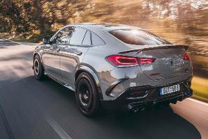 2,4 Tonnen beschleunigen dank 900 PS auf 330 km/h