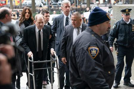 Im März 2020 wurde Weinstein wegen Vergewaltigung und sexueller Belästigung in zwei Fällen von einem Gericht in New York zu ...