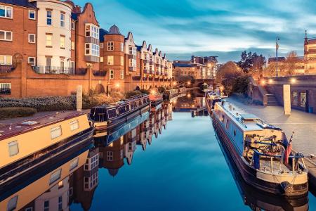 Häuser aus Backstein, Kanäle und ein unverwechselbarer Charme, der durch die Gassen weht - das ist Birmingham in den englisc...