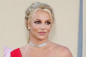 Schmerzhaft! Britney Spears ist in einen Nagel getreten