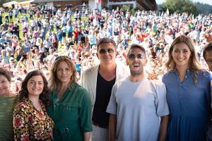 Serien-Stars trudeln per Paragleiter beim "Bergdoktor-Bergfest" ein