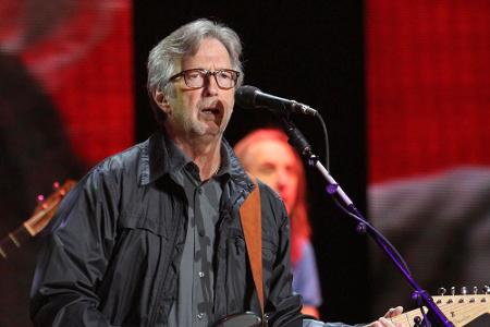 Eric Clapton leidet seit vielen Jahren unter massiver Schwerhörigkeit, die er auf seinen Beruf als Rock-Gitarrist zurückführt.
