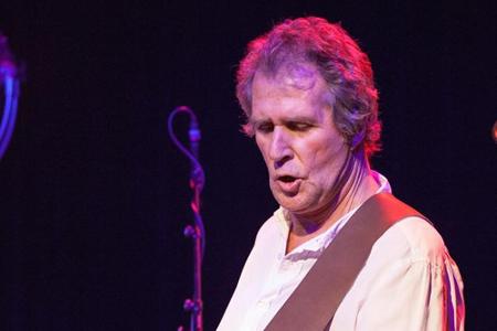 John Illsley, Gitarrist der Dire Straits um Frontman Mark Knopfler, sieht seine Schwerhörigkeit als Folge der vielen Tournee...