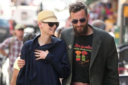17 Jahre jünger ist der Hamburger Sandro Koop, der Partner von Schauspielerin Tilda Swinton. Ihre Liebe hält schon lange, be...