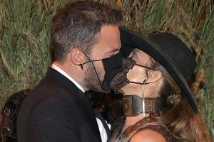Jennifer Lopez und Ben Affleck: Masken-Kuss bei der Met Gala