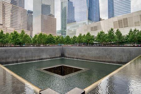 Das National September 11 Memorial & Museum, auch 9/11 Memorial oder 9/11 Memorial Museum, steht auf dem Gelände des zerstör...