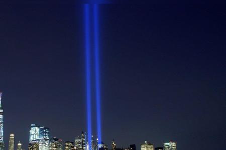 Nicht aus Stein oder Metall, sondern Licht: Alljährlich am 11. September erhellt eine Lichtinstallation den Nachthimmel von ...