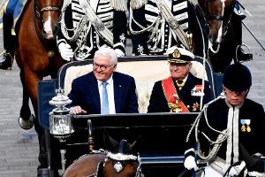 König Carl Gustaf und Frank-Walter Steinmeier genießen Kutschfahrt