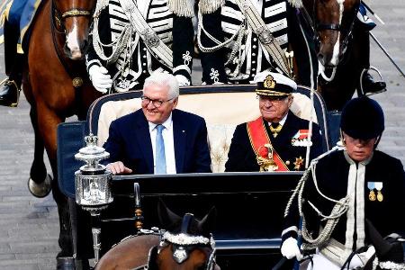 König Carl Gustaf und Frank-Walter Steinmeier fahren mit der Kutsche durch Stockholm. König Carl Gustaf und Frank-Walter Steinmeier fahren mit der Kutsche durch Stockholm.