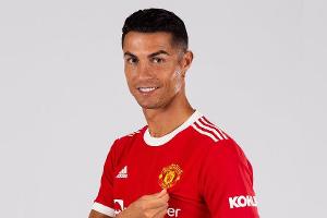 Cristiano Ronaldo begrüßt seine Fans im Manchester-United-Trikot.