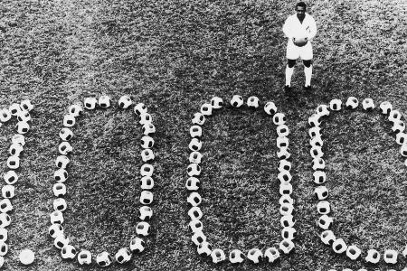 Am 19. November 1969 erzielte Pelé für den FC Santos gegen Vasco da Fama vom Punkt seinen 1000. Treffer im Klub-Fußball. Kna...