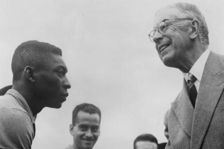 Als Teil der überirdischen Angriffsreihe um Garrincha, Vavá und Mário Zagallo errang der König des Fußballs 1958 seinen erst...