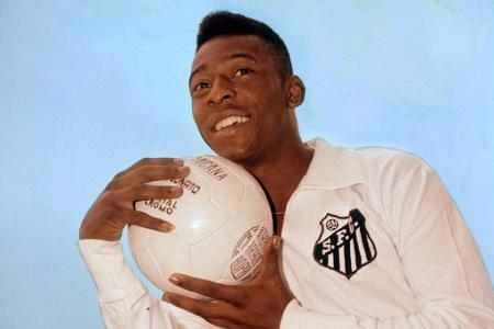 Von 1956 bis 1974 schnürte Pelé die Schuhe in seinem Heimatland beim FC Santos. Mit dem Clube do Povo gewann der Stürmer unt...