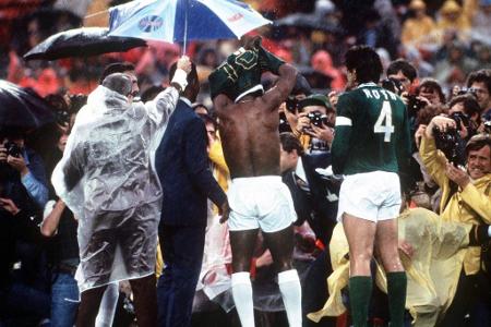 In der neuen Welt endete auch das aktive Fußballerleben Pelés. Am 27. Oktober 1977 fiel der Vorhang einer großen Karriere in...