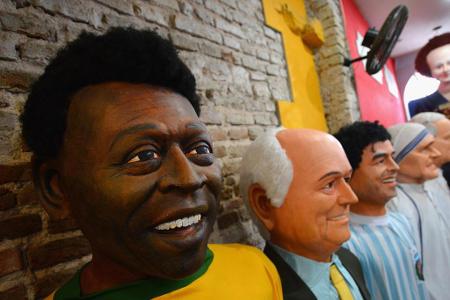 Nicht nur auf dem Platz ein Erfolg - das Konterfei von Pelé erfreut sich auch als Maske auf dem brasilianischen Karneval grö...