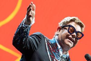 Elton John muss nach Sturz seine Tour verschieben